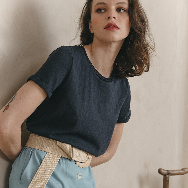T-shirt Marine with neckline detail.